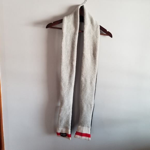 Pool Loop Wool Blend Scarf With Built In Mittens - Picture 2 of 9